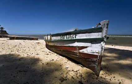 13486_maputo_boat_on_the_beach