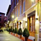 La via dell'hotel