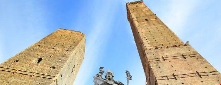 Bologna_Torri Tutte le torri pendenti in giro per il mondo