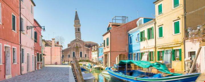 Burano_Chiesa Tutte le torri pendenti in giro per il mondo