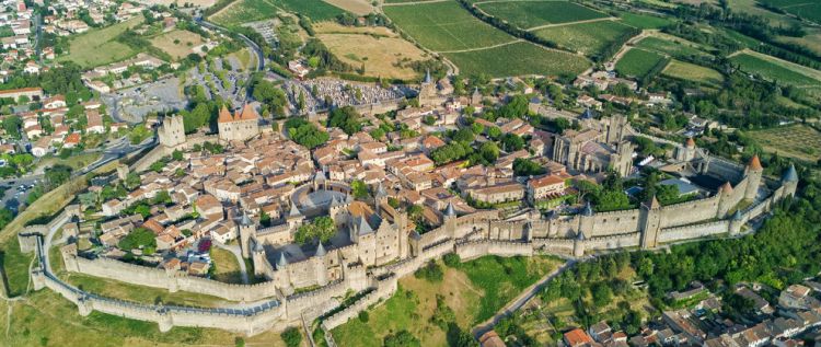 È tra le maggiori città murate d'Europa, ed è un incanto