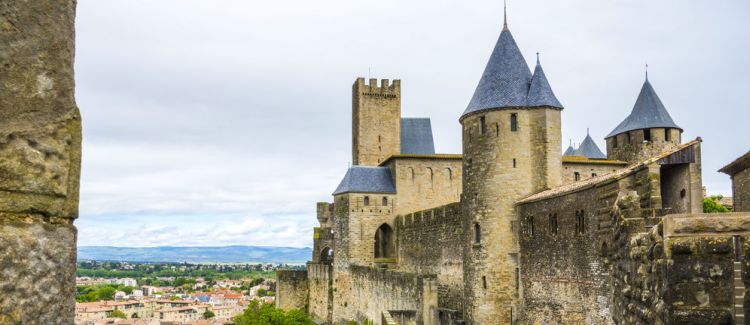 È tra le maggiori città murate d'Europa, ed è un incanto