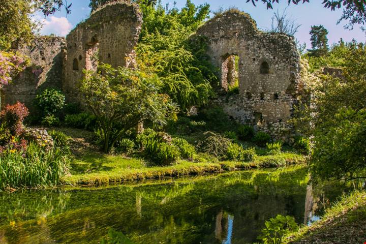 Ninfa_2 Il giardino delle favole esiste davvero, ed è in Italia
