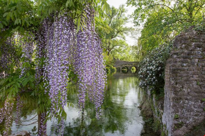 Ninfa_3 Il giardino delle favole esiste davvero, ed è in Italia