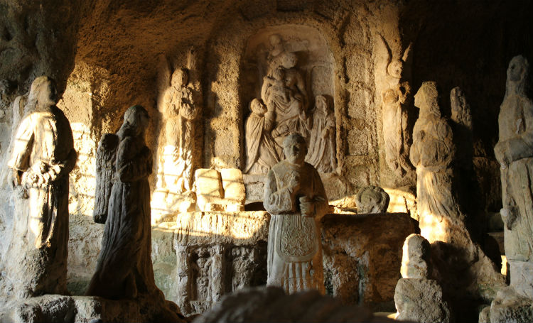 La chiesetta nella roccia è un'originale chiesa italiana