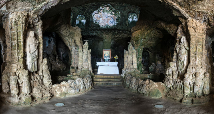 La chiesetta nella roccia è un'originale chiesa italiana