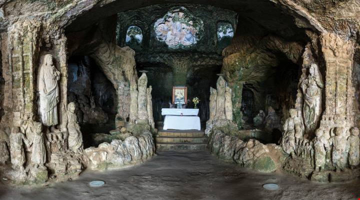 Piedigrotta_2 La chiesetta nella roccia è un'originale chiesa italiana