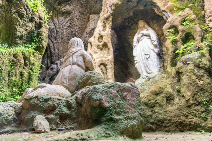 Piedigrotta_31 La chiesetta nella roccia è un'originale chiesa italiana