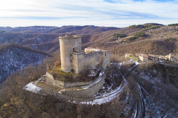 Oltrepò Pavese, in vendita il celebre Castello di Oramala