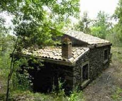 Baita nei boschi del Parco dell'Etna