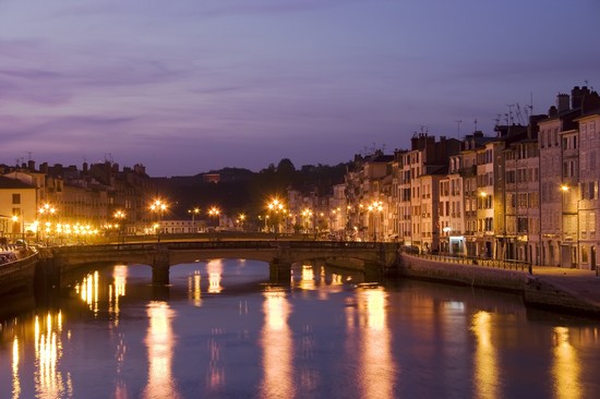 Photo nachtaufnahme von bayonne bayonne in Bayonne - Pictures and Images of Bayonne 