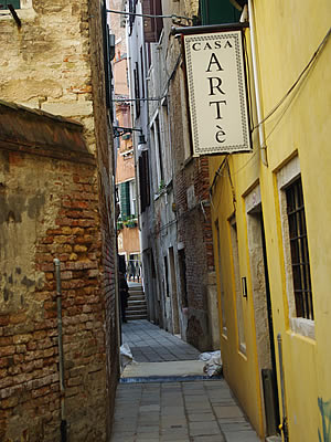 La via dell'hotel