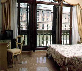 Camera doppia con vista sul canale