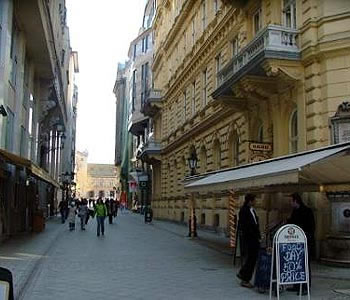 La via dell'hotel