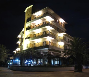 L'esterno di notte