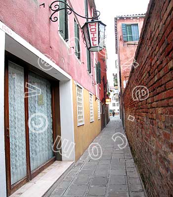 La via dell'hotel