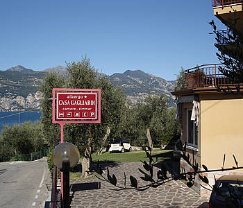 La via dell'hotel