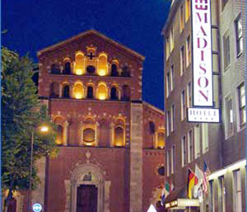 L'esterno di notte