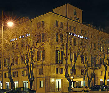 L'esterno di notte