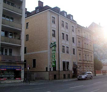 La via dell'hotel