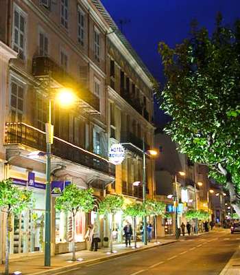 L'esterno di notte
