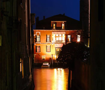 L'esterno di notte