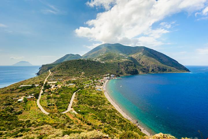 7 isole per una sola vacanza: l'arcipelago d'autore del Mediterraneo è la vera meta da sogno del Bel Paese