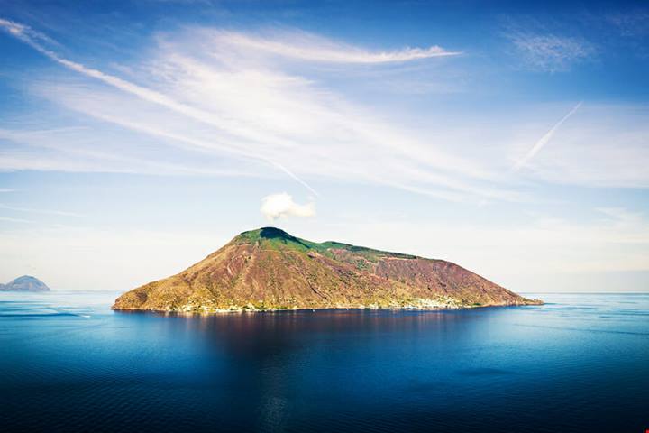 7 isole per una sola vacanza: l'arcipelago d'autore del Mediterraneo è la vera meta da sogno del Bel Paese
