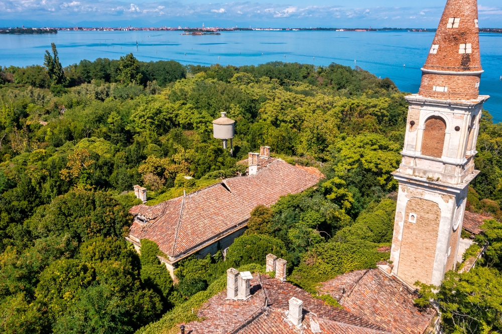 Sembra una perla nella laguna ma nasconde un segreto atroce: a due passi da Venezia c'è un'isola maledetta