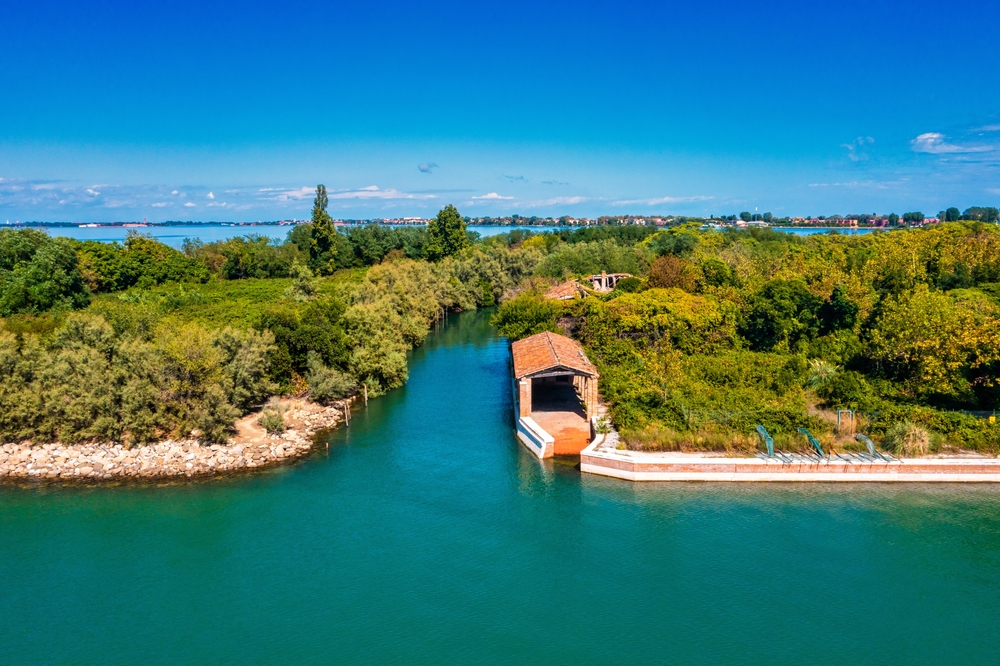 Sembra una perla nella laguna ma nasconde un segreto atroce: a due passi da Venezia c'è un'isola maledetta