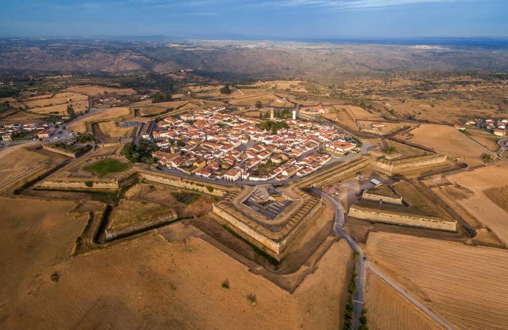 Dal borgo-anfiteatro alla città stellata che sembra Palmanova: quali sono i borghi da fiaba del Portogallo