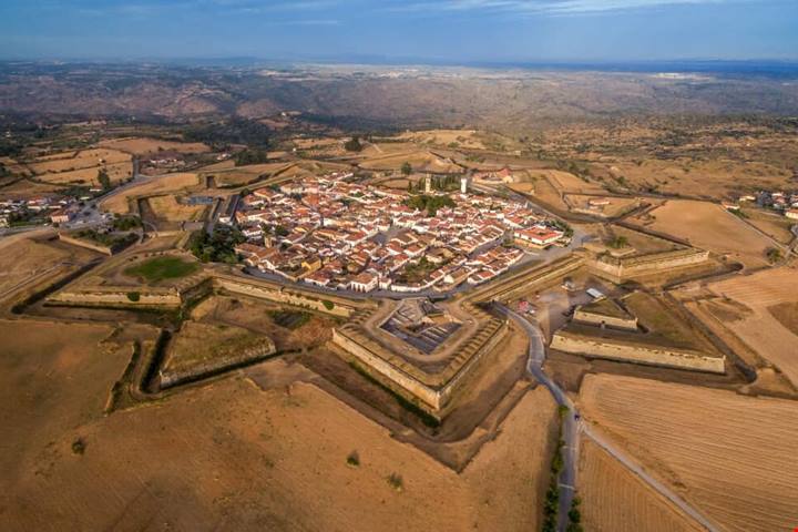 Dal borgo-anfiteatro alla città stellata che sembra Palmanova: quali sono i borghi da fiaba del Portogallo