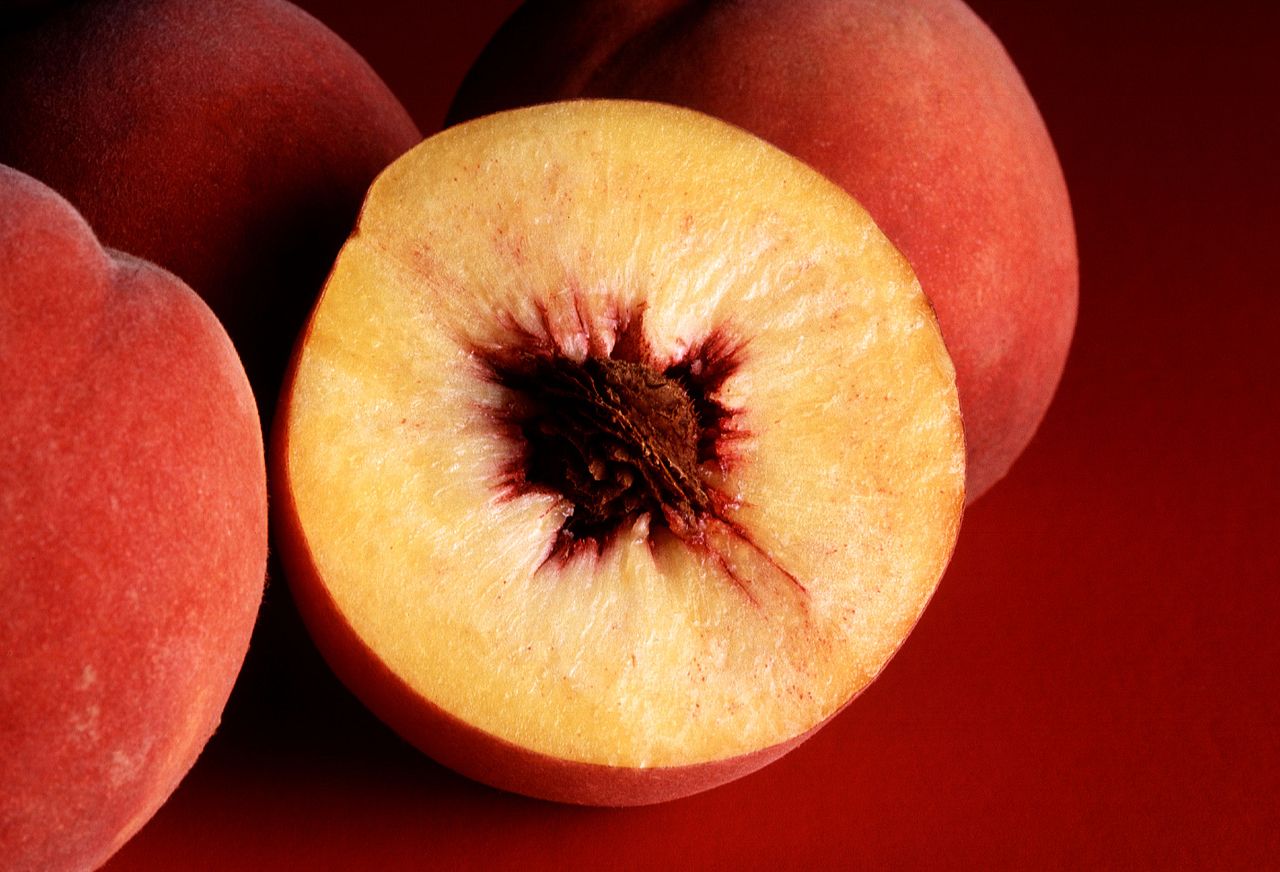 1280px-Autumn_Red_peaches