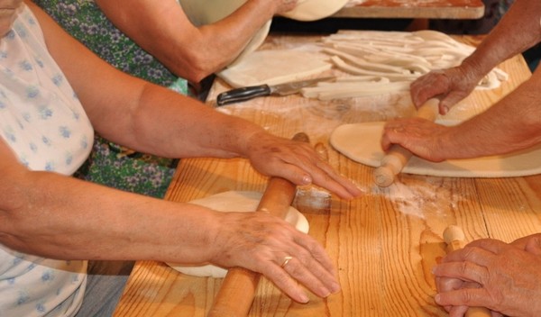 la_lavorazione_artigianale_della_pasta_per_gli_gnocchi