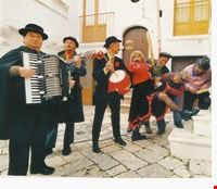 un_gruppo_di_"propagginanti"_pti_e_musici_satirico-dialettali un_gruppo_di_"propagginanti"_pti_e_musici_satirico-dialettali