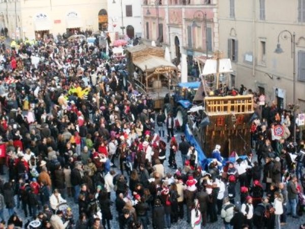 sfilata_dei_carri_in_piazza_giacomo_matteotti