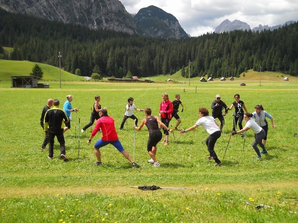 ci_alleniamo_e_ci_divertiamo_con_il_nordic_walking
