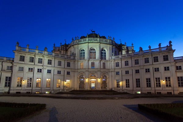 stupinigi_facciata_in_notturna