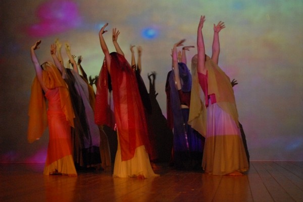 foto_dallo_spettacolo_multimediale_plurale_femminile