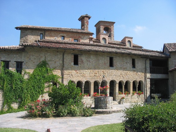chiostro_interno_dell_abbazia_di_s_alberto_di_butrio