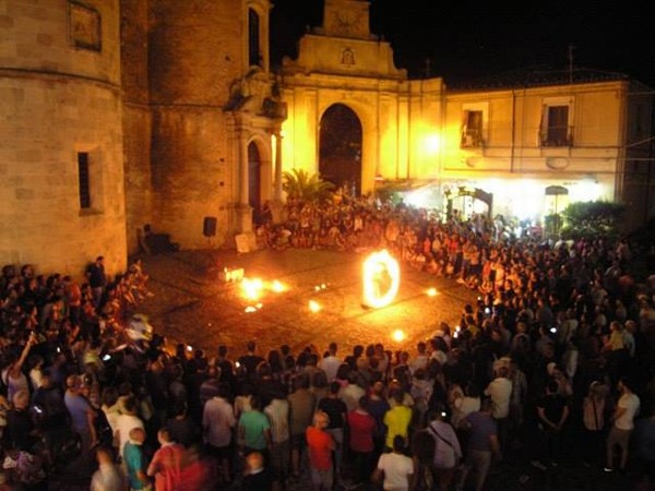 spettacolo_in_piazza_tribuna