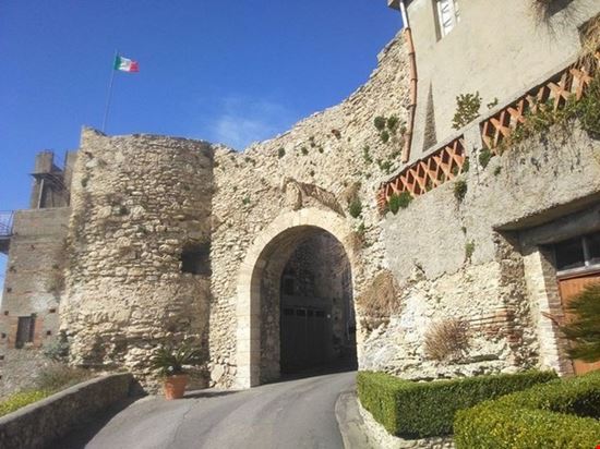Alla scoperta del Borgo di Rometta e delle Grotte Saracene Rometta