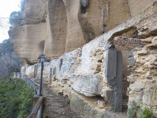 Alla scoperta del Borgo di Rometta e delle Grotte Saracene Rometta