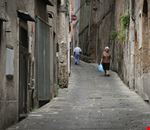 una_strada_del_centro_medievale una_strada_del_centro_medievale