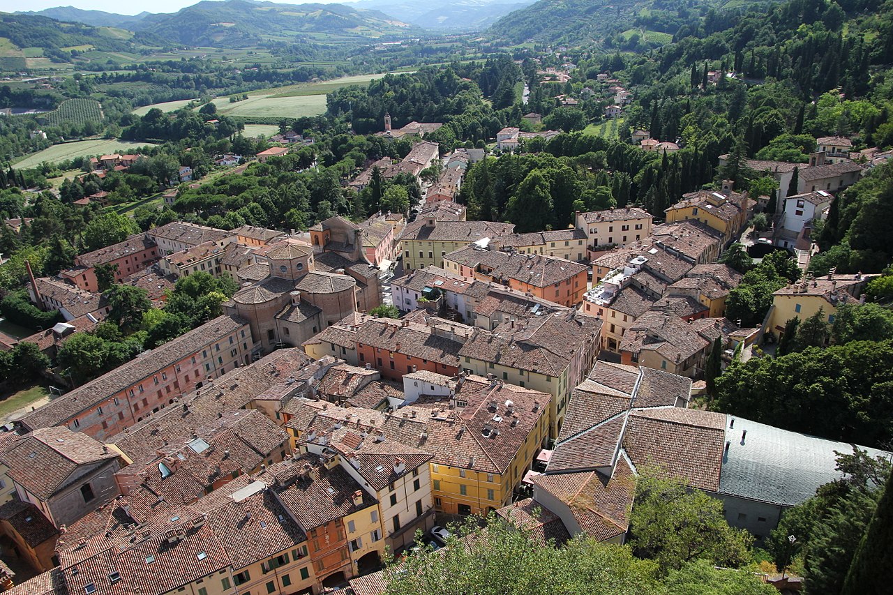 1280px-Brisighella,_panorama_(01).jpg