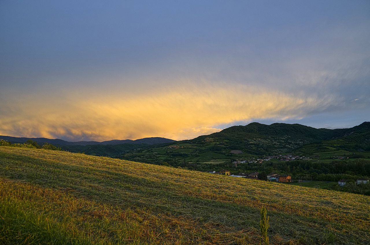 Cala_la_sera_sulla_Valle_Staffora_-_panoramio