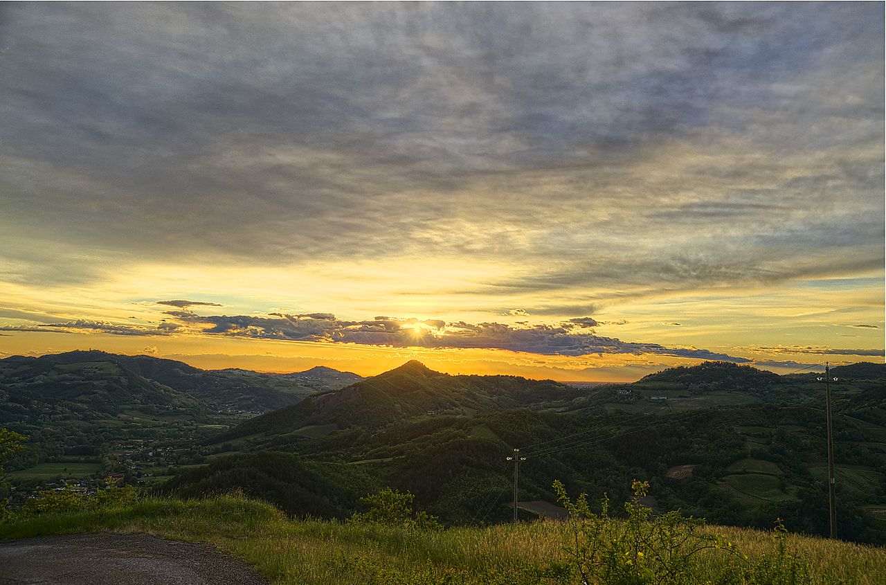 Tramonto_in_Valle_Staffora_-_panoramio