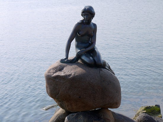 copenaghen statua della sirenetta nel porto di copenaghen