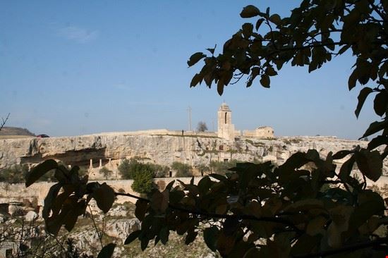  Chiesa rupestre sulla gravina  