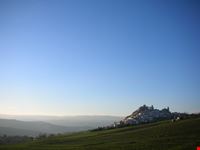 Un paesino su una collina